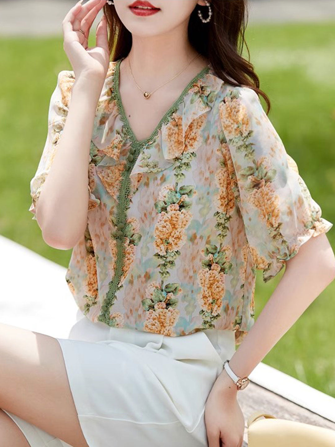 Elizabeth Retro V-Neck Floral Printed Chiffon Top